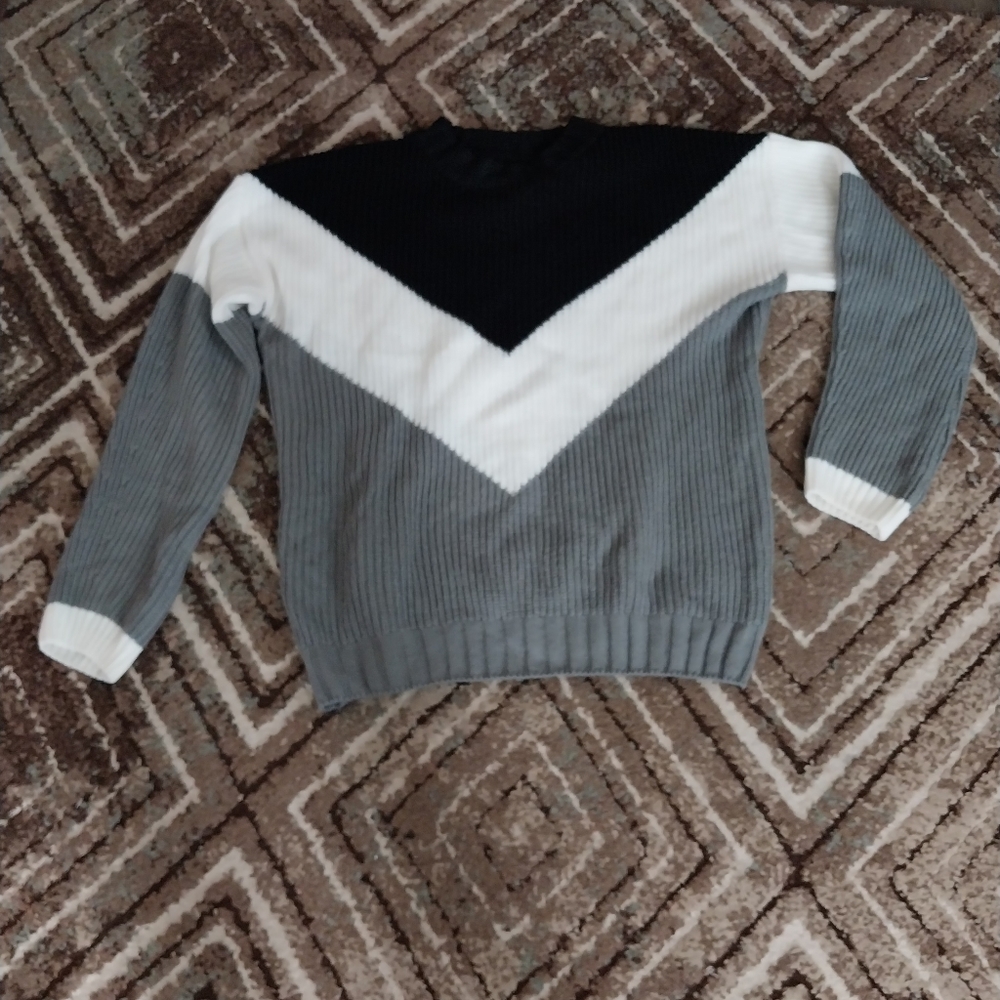 Boutique knitted sweater size xl can fit 2xl